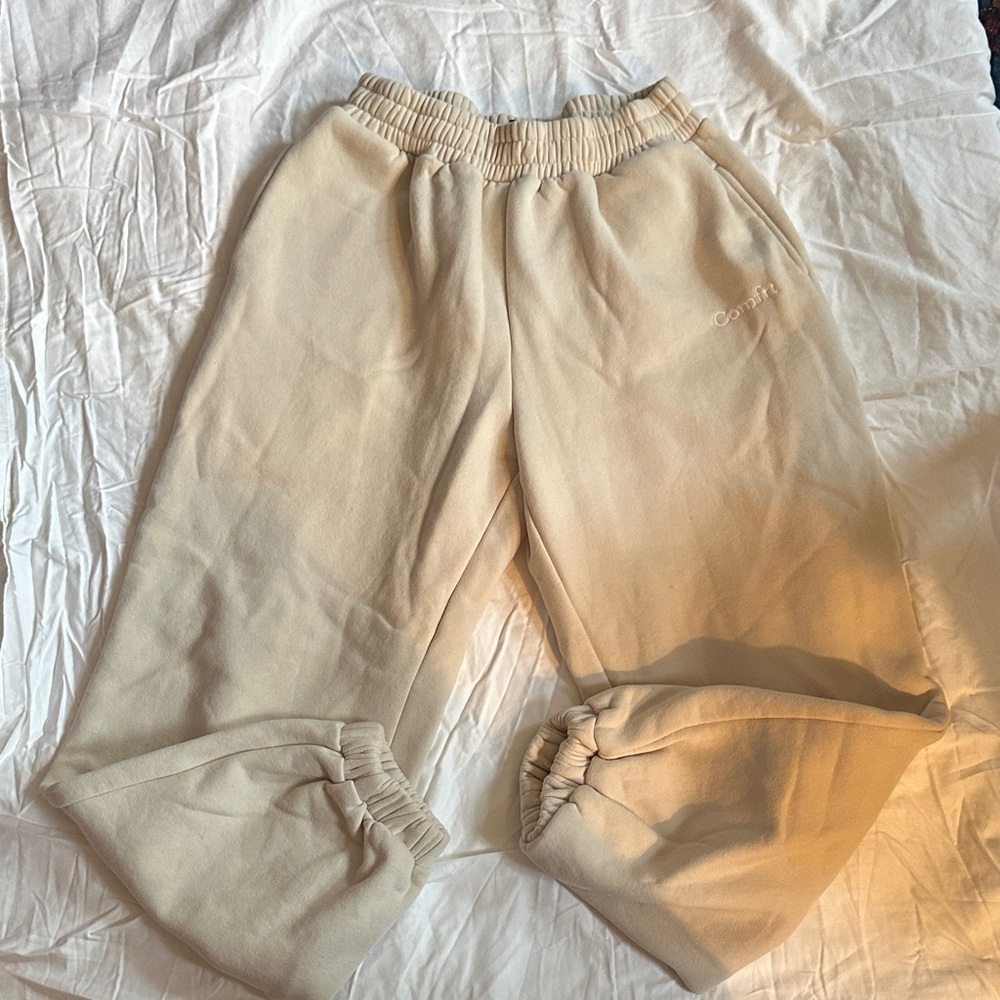 Women’s cream colored Comfrt sweatpants